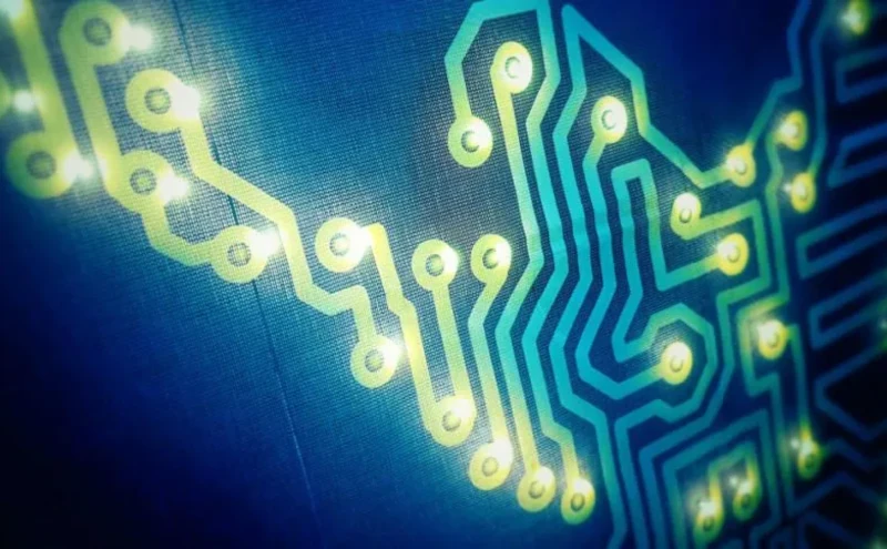 Die Cyberpeacetaube - eine Aus leiterbahnen geformte Friedenstaube. Das Logo des FIfF und der Kampagne Cyberpeace.
