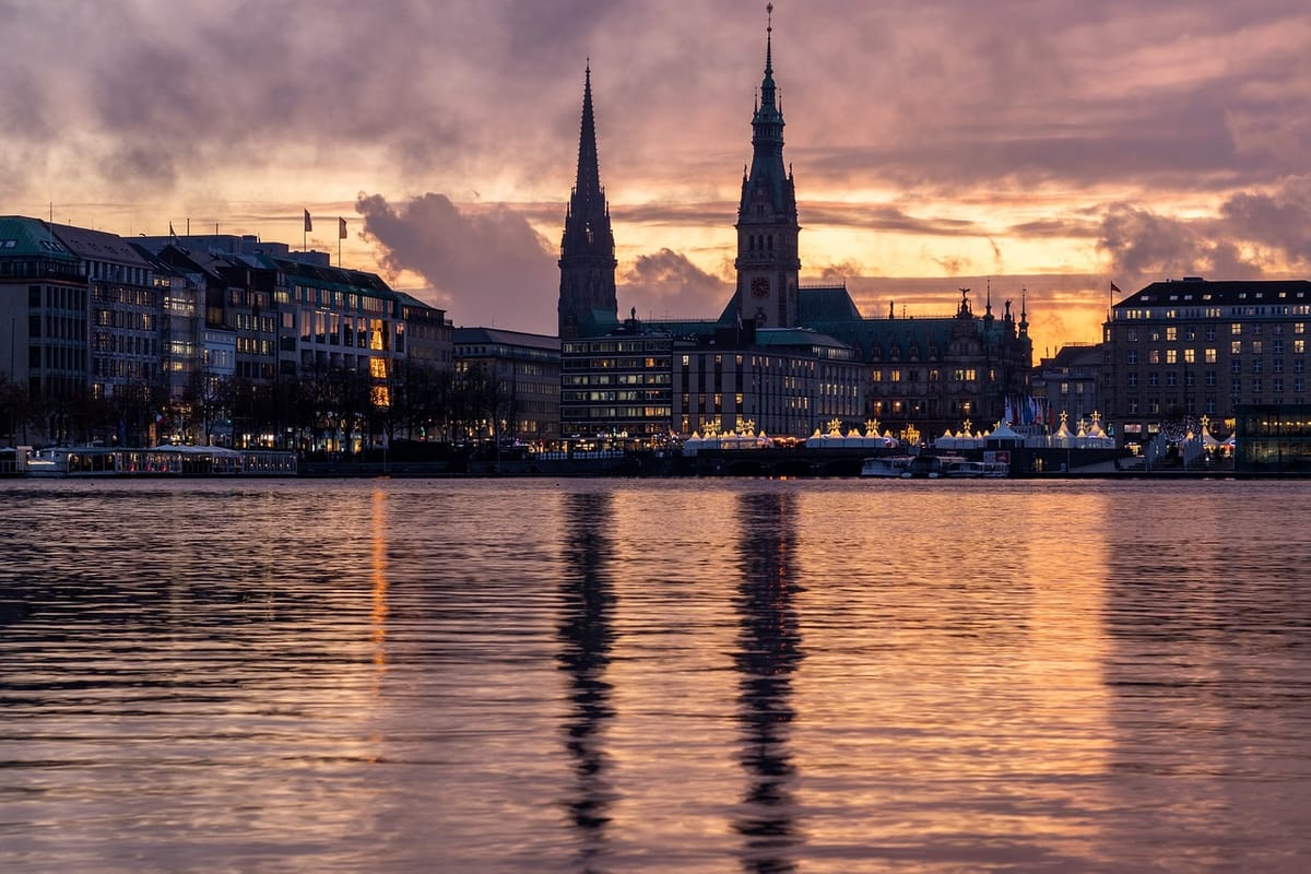 Blick über die Abendliche Skyline Hamburgs an der Binnenalster.