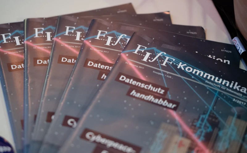Ein Stapel aufgefächerte Exemplare der FIfF-Kommunikation.