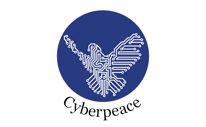 Das Logo von Cyberpeace. Eine aus Leiterbahnen und Lötklecksen stilisierte Friedenstaube die ihre Flügel ausbreitet auf blauem runden Grund. Darunter steht in Serifenschrift Cyberpeace