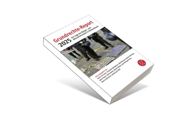 Auf dem Cover des Grundrechtereport 2025 – Demoplakate, die zu Füßen von Politist:innen auf einem Gepflasterten Boden liegen.