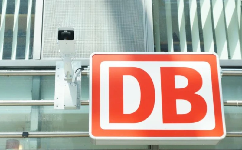Die Überwachungskamera, die auf die Rolltreppe am Bahnhof Südkreuz gerichtet war neben einem Großen DB Leuchtschild.