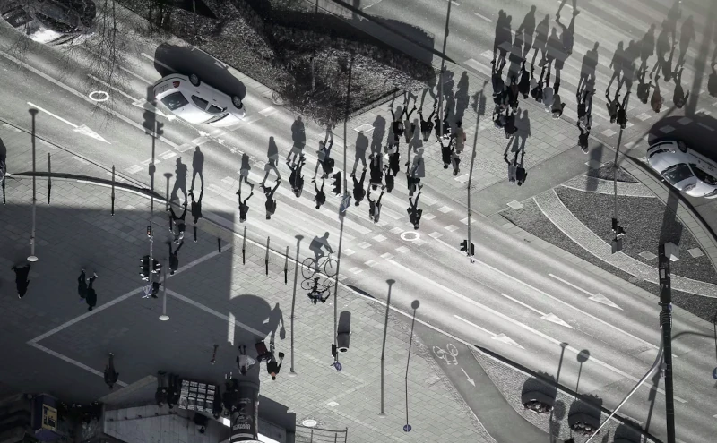 Menschen, die tagsüber auf der Straße spazieren gehen.